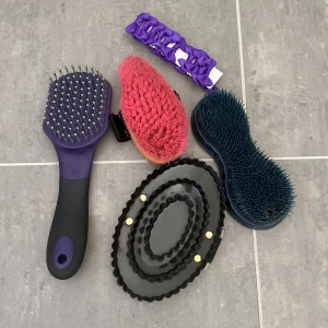 Ryktborstar - Ryktborstar+rosetter i bra skick! Säljer allt för 180, men det är också ok att köpa en (då kommer vi överens om priset)😊🐴Priset går att diskutera, skriv gärna.