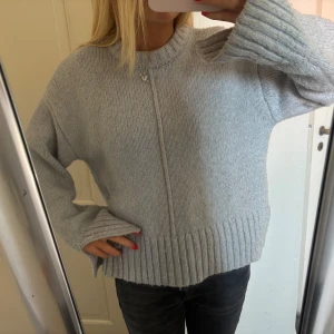 Stickad tröja hm - Snygg stickad tröja från hm slits vid handen och sidan som man ser på de två sista bilderna den är ljusblå