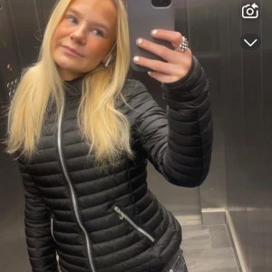 Svart dunjacka från colmar - Säljer en svart, colmar jacka med smal passform. Jackan har dragkedja framtill och två sidofickor med dragkedja. Lätt och smidig modell, perfekt för kyliga dagar och som höstjacka. Nypris 1899kr