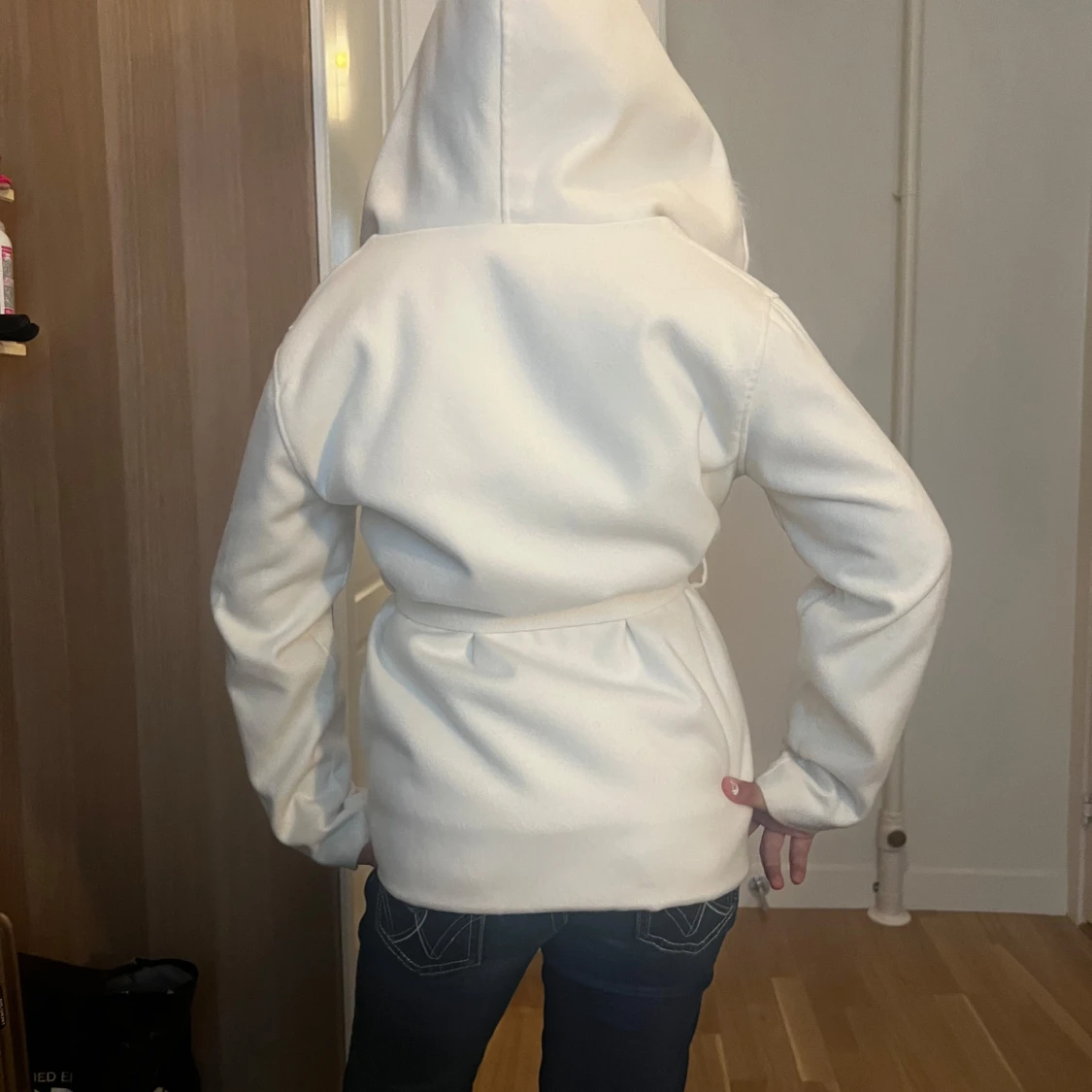 Vit pälsjacka med huva och bälte - 3