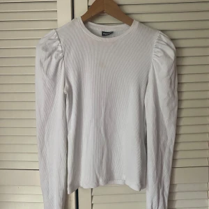  Pieces - Supergulliga vit långärmad tröja från Pieces i storlek XS. Tröjan har ribbad struktur och puffade axlar som ger en snygg design. Skicka meddelande om du har några frågor! 💫 Aldrig använd typ 