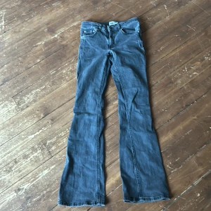 Blå bootcut jeans från 157, S - Snygga blå jeans från 157 i storlek S med bootcut-ben som ger en schysst retrovibe. Klassisk femficksmodell och full längd. Jeansen har en mörkblå ton och är gjorda i mjukt bomullsmaterial. Perfekt för dig som gillar en avslappnad men cool stil.