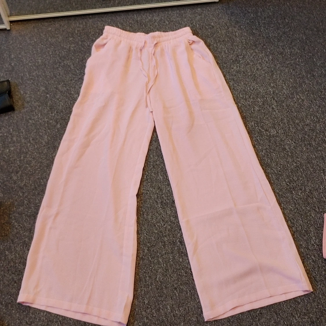 Ljusrosa wide byxor från Elitzia