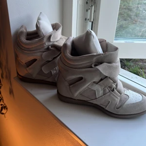  Isabel Marant - Säljer ett par skor/klack/boots från Isabell marant. STORLEK: 37- 38. Passar mig med 38❤️ Ny köpta användning 2 gånger eftersom är en naturlig lång tjej och känt mig obekväm i omgivningen när jag haft på mig de och blivit 10 cm längre. super bra skick, Säljer dyrt för är alldeles nya ❤️