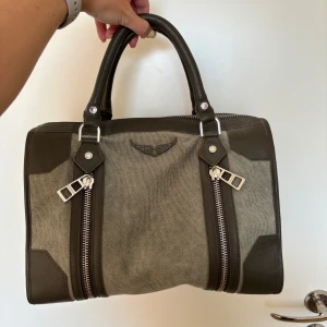 Zadig Sunny Medium  - Säljer min otroliga Sunny ifrån Zadig & Voltaire i strl Medium. Nyskick då jag endast hann använda den någon enstaka gång. Dustbag och tillhörande axelrem skickas med! Pris kan diskuteras vid snabb affär <3 Nypris ca 5000kr