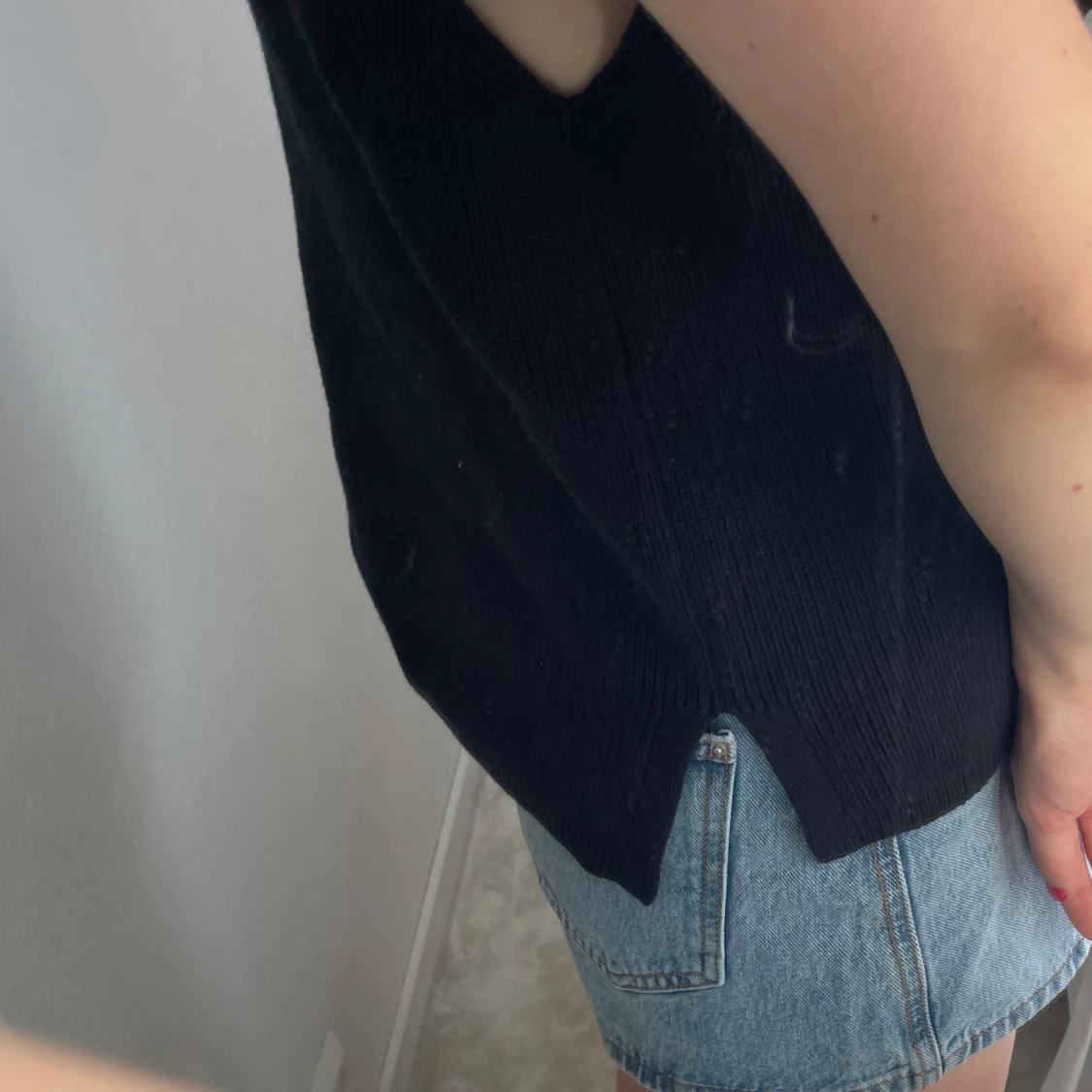 Svart stickad ärmlös topp med v-ringning - 2