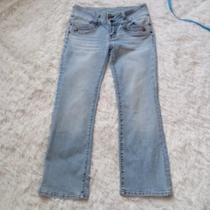 Snygga jeans  - Super snygga jeans från Jean Norman,trasig längst ner som lätt går att sy ihop💕