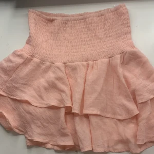 Ljusrosa volangkjol - Söt rosa volangkjol som inte används. Är i bra skick men har tyvärr klipps av lapparna och kommer ej ihåg var den är köpt. 