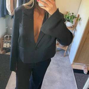 Svart kort blazer  - Säljer en svart kort kavaj.