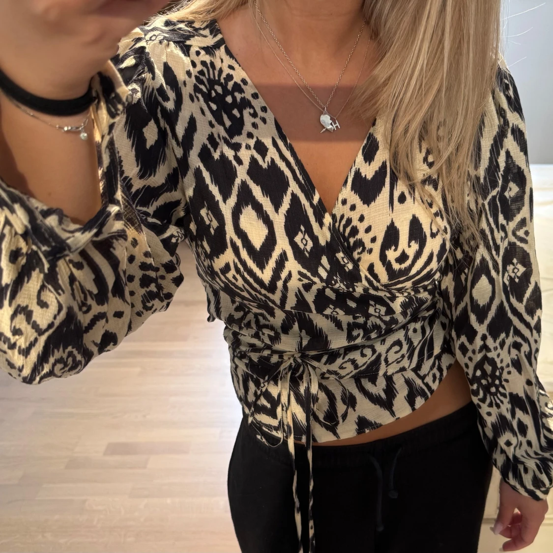 Mönstrad omlottblus från MNG