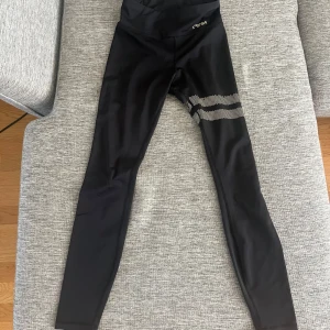 Svarta stronger tights  - Jag säljer dessa snygga stronger tights. De är i storlek xs men passar mig som vanligtvis har s. De är väl använda och har några defekter som ni kan se på bilderna. Inga hål eller liknande så fungerar fint. Nypris 799kr💕💕