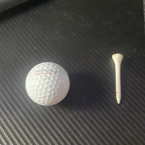 En golf boll - De här är en golf boll som är en Kirkland singnature 2