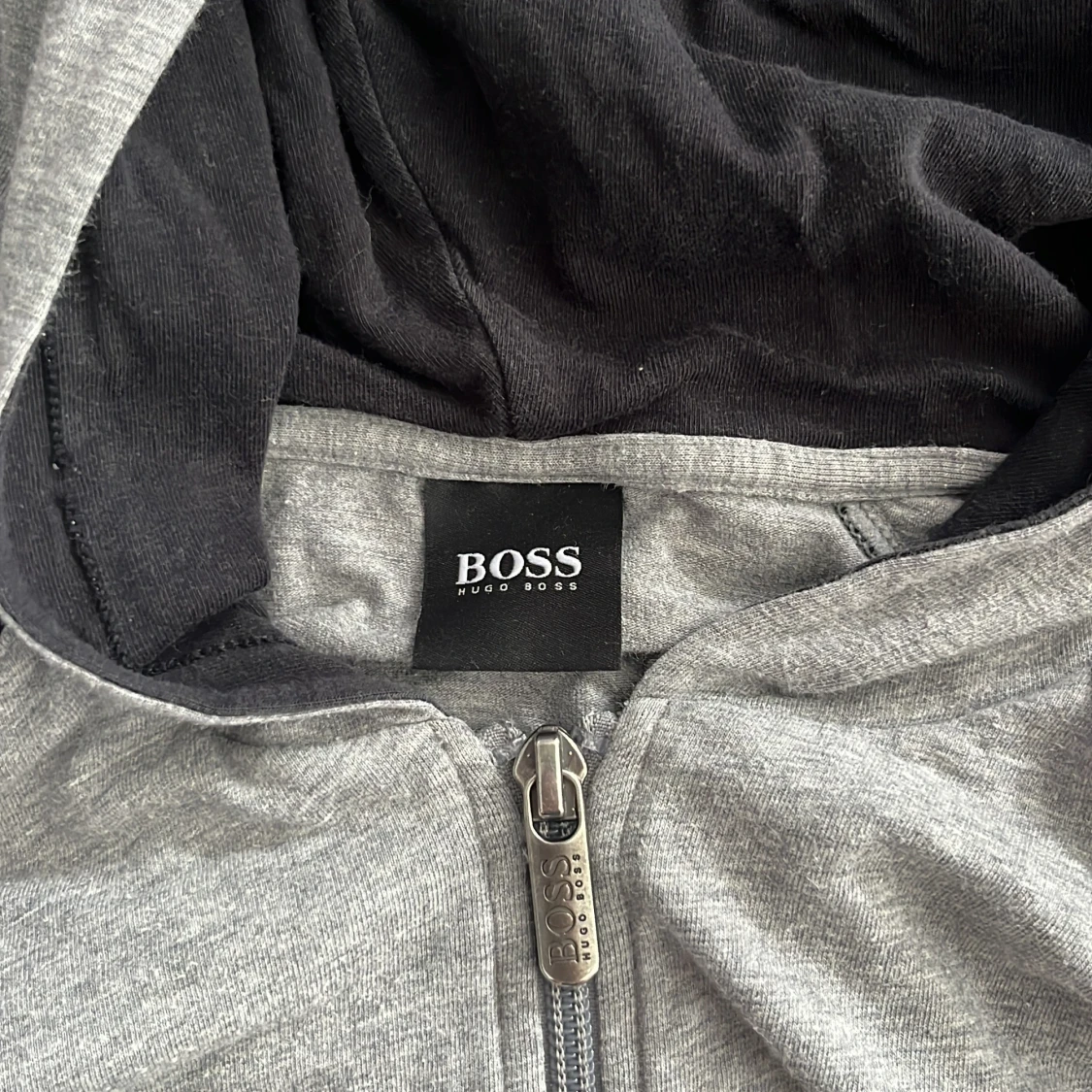 Grå hoodie från Hugo Boss med dragkedja - 2