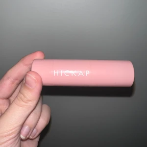 Hickap bronzer stick - Bronzer i stickformat från Hickap. Färg: Golden Truffle. Produkten har en krämig konsistens. Köptes för 219. Bild nr 2 visar hur mycket produkt det finns kvar!