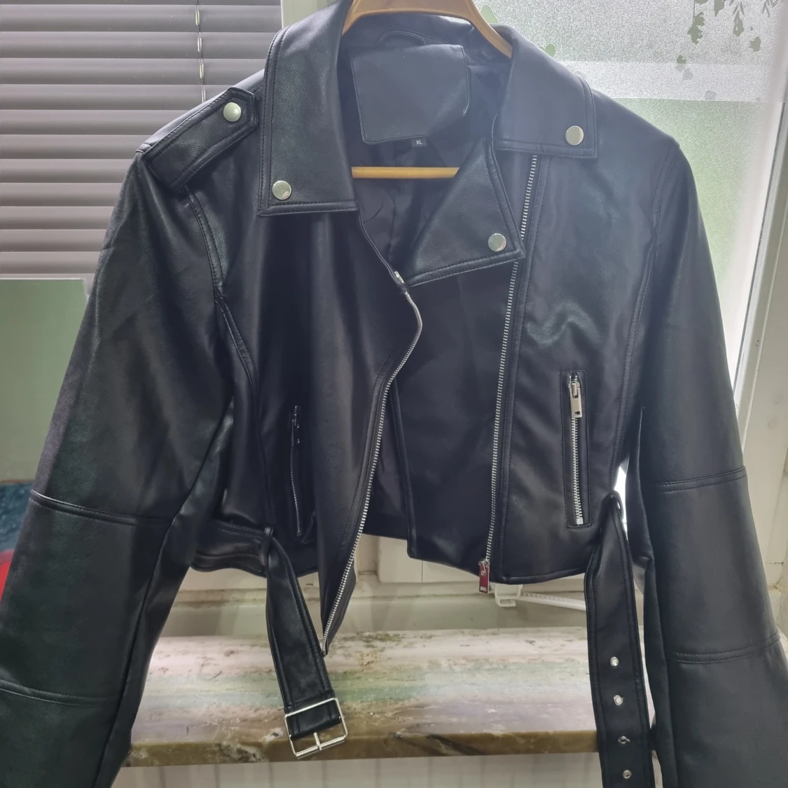 Svart croppad skinnjacka XL