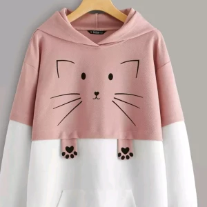 Rosa och vit hoodie med kattmotiv från SHEIN - Supergullig hoodie från SHEIN i rosa och vitt med ett tryck av en katt på bröstet och söta tassdetaljer. Tröjan har huva, lång ärm och stor ficka framtill. använda en enda gång. 