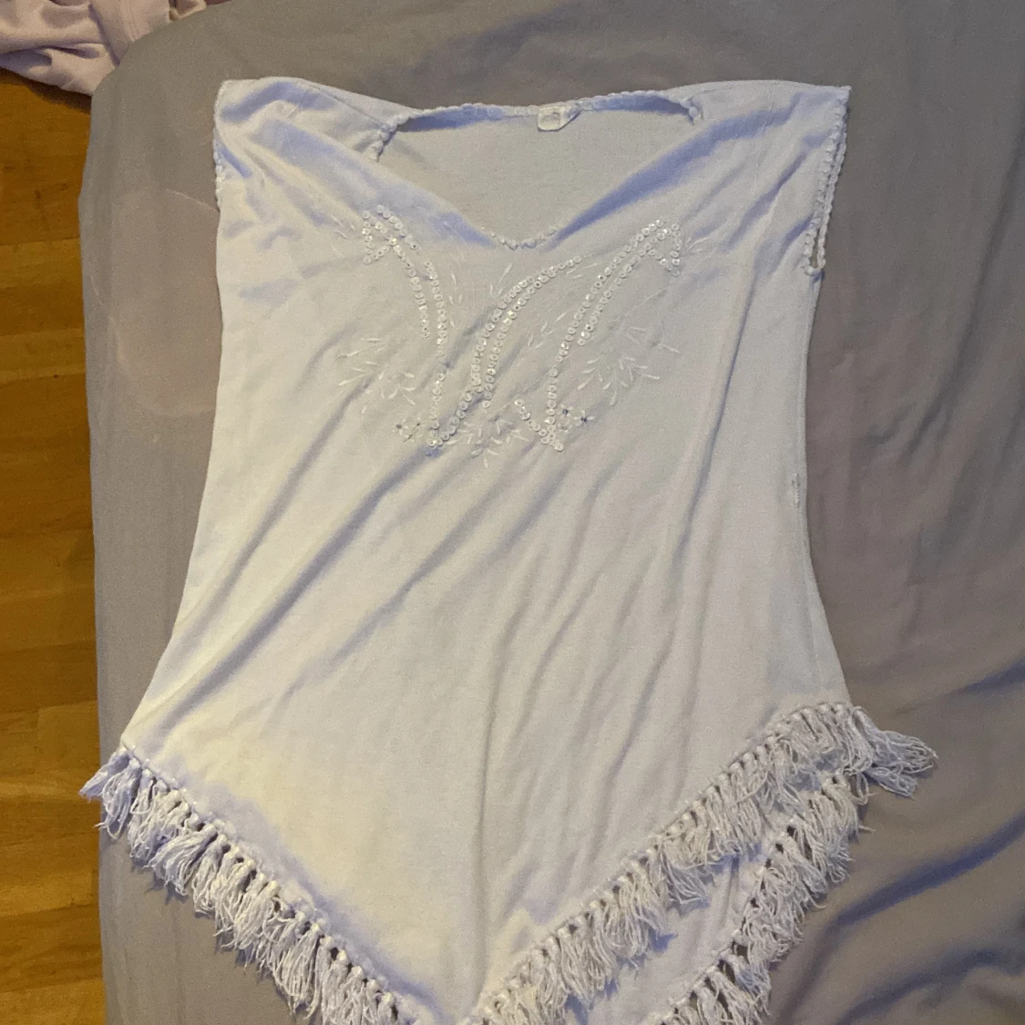 Två fransiga toppar med paljetter