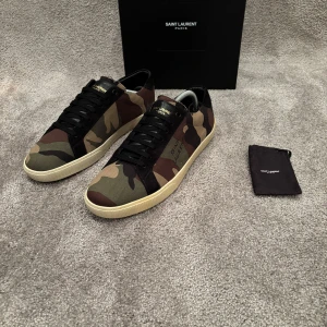 Saint Laurent Skor  - Hej! Säljer nu dessa snygga och eftertraktade Saint Laurent ”Court klassiska” Skor! Storlek 44! Skick 10/10 (inprincip helt nya, inga defekter) Ny pris= 8000 kr, säljs för 3599 kr! OG medföljer vid köp= box! Dessa skor är väldigt unika och väldigt svåra att få tag på