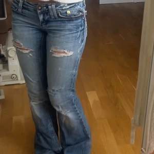 Lågmidjade jeans - Säljer mina favorit jeans❣️de är dock ganska slitna o har några hål😇osäker på storlek