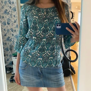 Blå mönstrad blus/topp/tunika - En jättefin blå mönstrad tunika/blus med trekvartsärm och en avslappnad stil, perfekt för sommaren med en jeanskjol! 