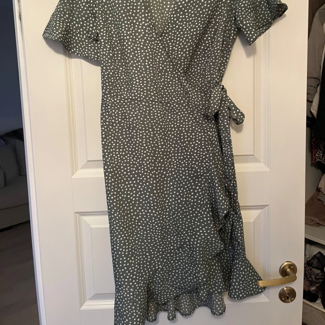 Prickig omlottklänning från Vero Moda - 2