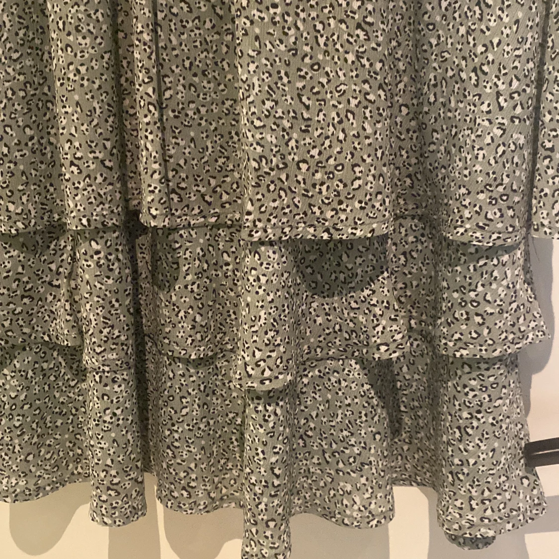 Grön  leopardmönstrad volangklänning - 1