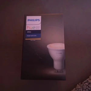 Led-lampa - Det här är ingen bok, utan en Philips Hue White GU10 smart LED-lampa. Produkten är en energieffektiv, trådlöst styrbar lampa som passar perfekt för dig som vill ha smart belysning hemma. Den är dimbar och kräver Philips Hue Bridge eller dimmer för full funktion.