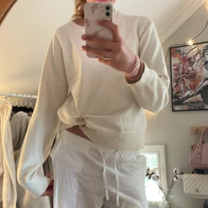 Vit stickad tröja  - Fin vit/beige stickad tröja perfekt för kalla kvällar inte noppig men har någon fläck som går bort itvätten❤️