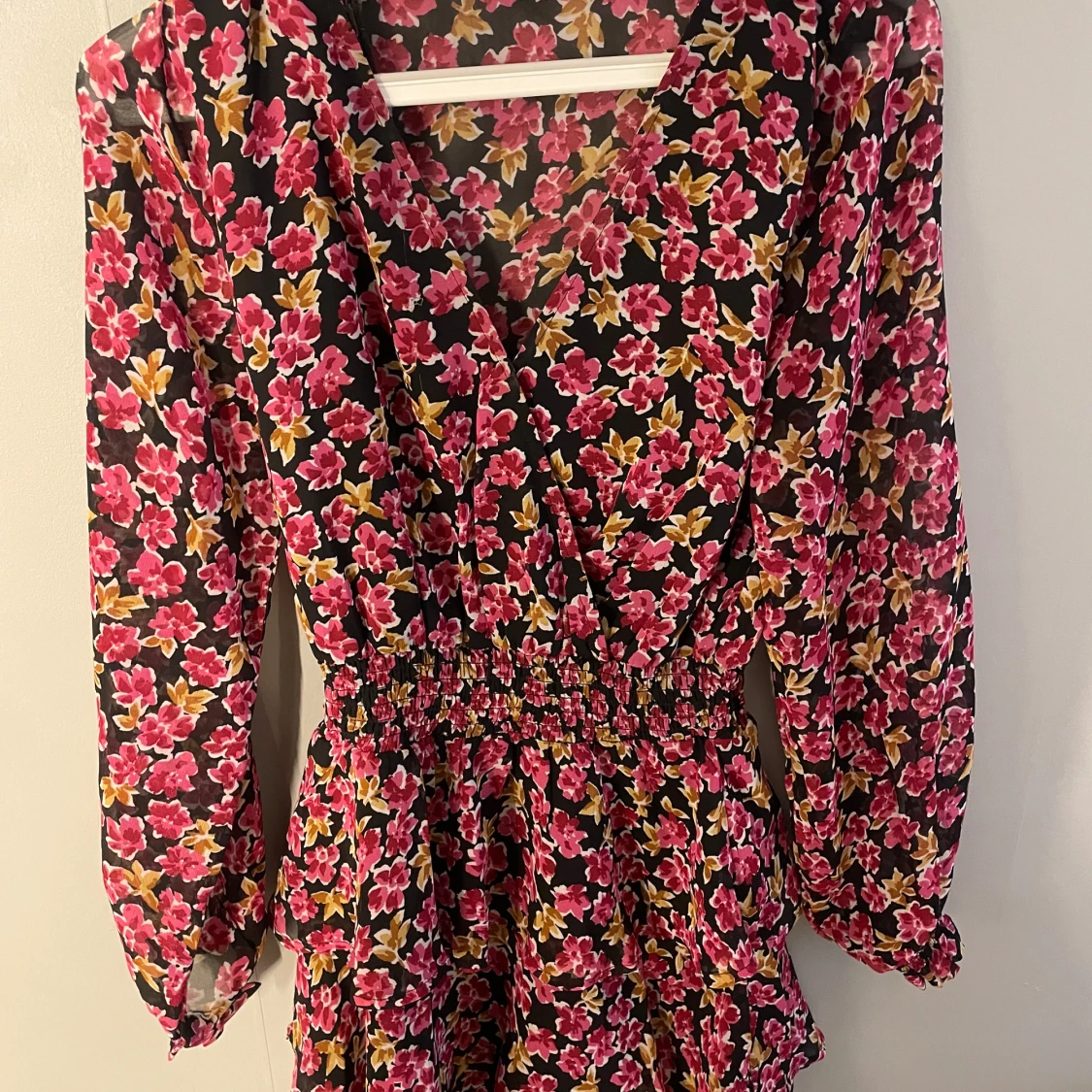 Blommig kortklänning med volang