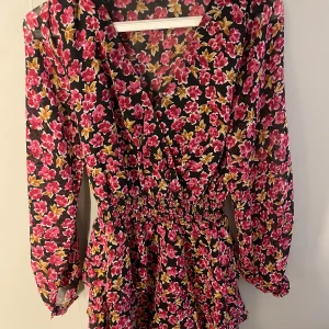 Blommig kortklänning med volang - Superfin klänning🌺😍