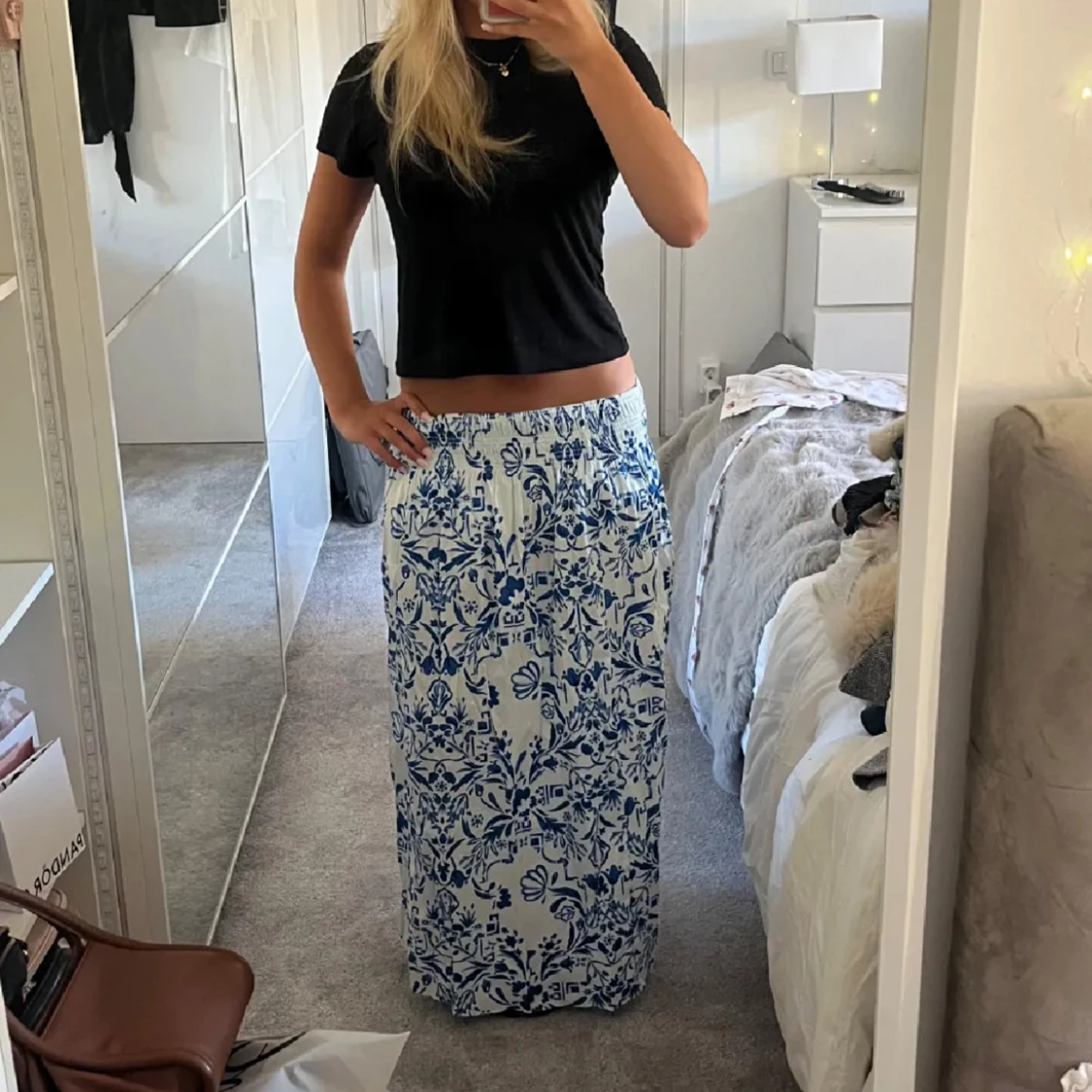 Blåvit blommig långkjol med resår