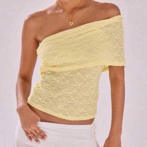 Gul offshoulder topp💕 - Superfin gul topp i spets med offshoulder-design💕