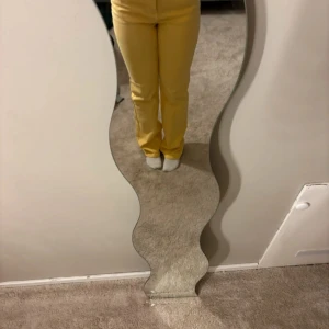 Gula jeans från Denim Rebel, strl 36 - Säljer ett par riktigt snygga gula jeans från Denim Rebel i storlek 36. De har klassisk femficksdesign, raka ben och normal passform. Perfekta för dig som vill sticka ut med färg och ändå ha en clean look. Materialet är jeans och de är superbekväma.