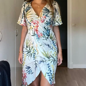 Klänning - Jätte fin klänning från Zara köpt för några år sen, används inte då det inte är min stil, fin till sommaren🥰