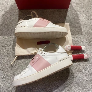Valentino skor - Hej! Säljer nu mina skor från märket Valentino, storlek 37, bra skick, givetvis äkta. Tveka inte på att höra av dig om du har frågor eller funderingar kring skorna! 