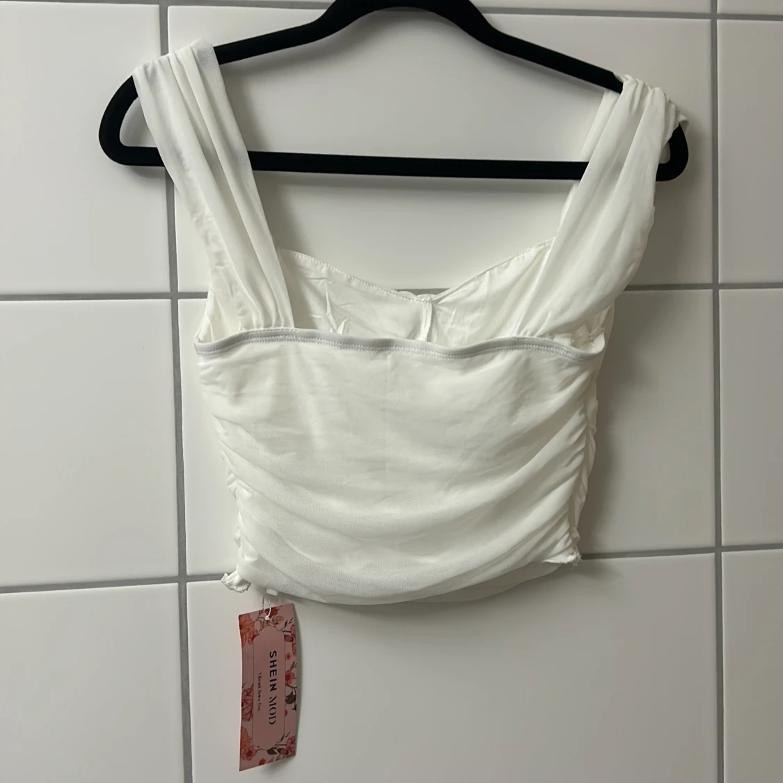 Vit croppad topp från SHEIN  - 1