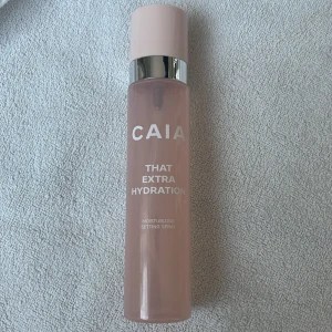 Settingspray från Caia  - Säljer denna settingsprayen från Caia. Exkat hälften kvar🩷ny pris 275