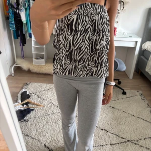 Zebramönstrad volangkjol svart/vit - Kort kjol med zebramönster i svart och vitt. Kjolen har volanger och resår i midjan för en bekväm passform. Perfekt för dig som gillar att sticka ut med djurmönster. Lätt och luftig känsla. Den är köpt i barn storlek men sitter som xs. Från Kappahl eller Lindex 🥰