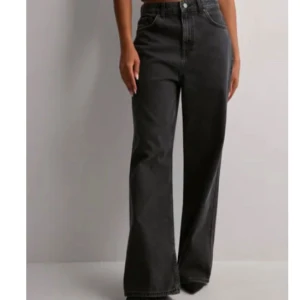 Svarta baggy jeans från Nelly - Snygga svarta baggy jeans från Nelly med låg midja och wide fit. Är i storlek W29/L32 och använda ytterst få gånger, säljs för 200kr
