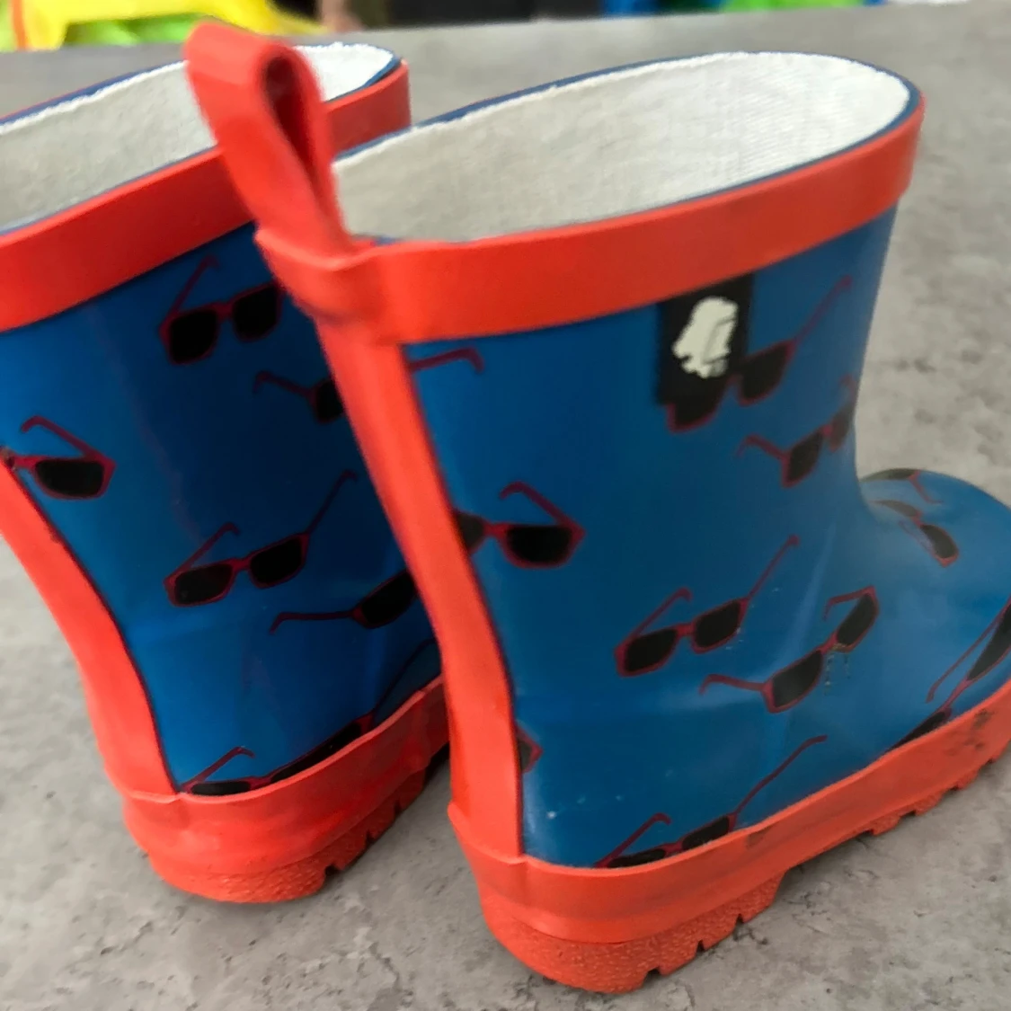 Blå gummistövlar med solglasögonmönster - 1