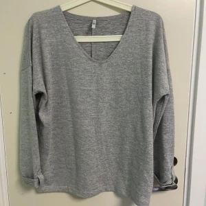 Långärmad tröja  - Aldrig andvänd 