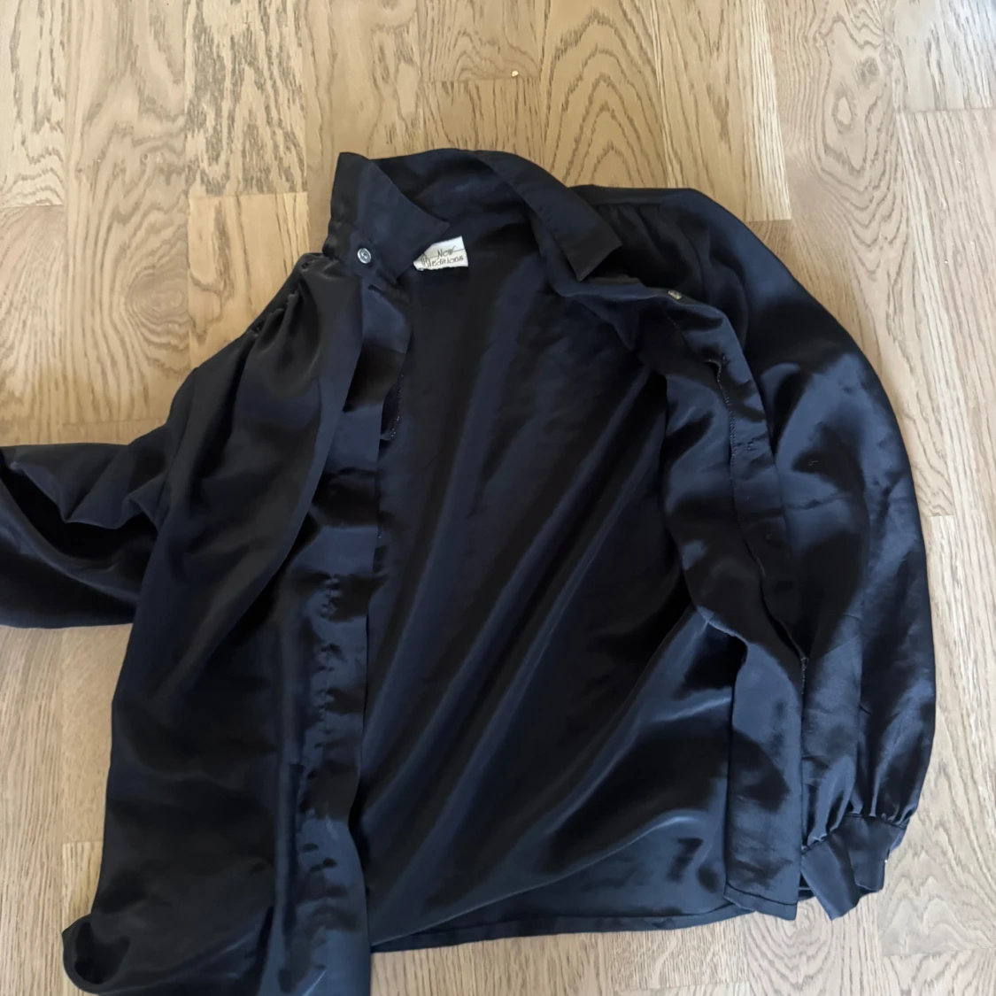 Svart satinliknande skjorta New Editions