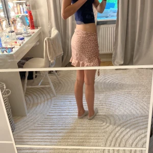 Blommig sommarkjol - Jättesöt rosa blommig kjol perfekt till sommaren, tyvärr för liten. Finns i xxs också❤️