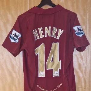 Thierry Henry fotbollströja Arsenal 05-06 - Thierry Henry Arsenal repIika fotbollströja 05-06. Helt ny med tag. Storlek: Small