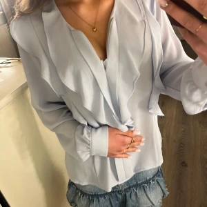 Fin ljusblå blus  - Köpte denna blus på en marknad för 300 kr för ett tag sedan så känner inte till märket. Använt några gånger men fortfarande bra skick, storleken sägs vara L men sitter som S. 