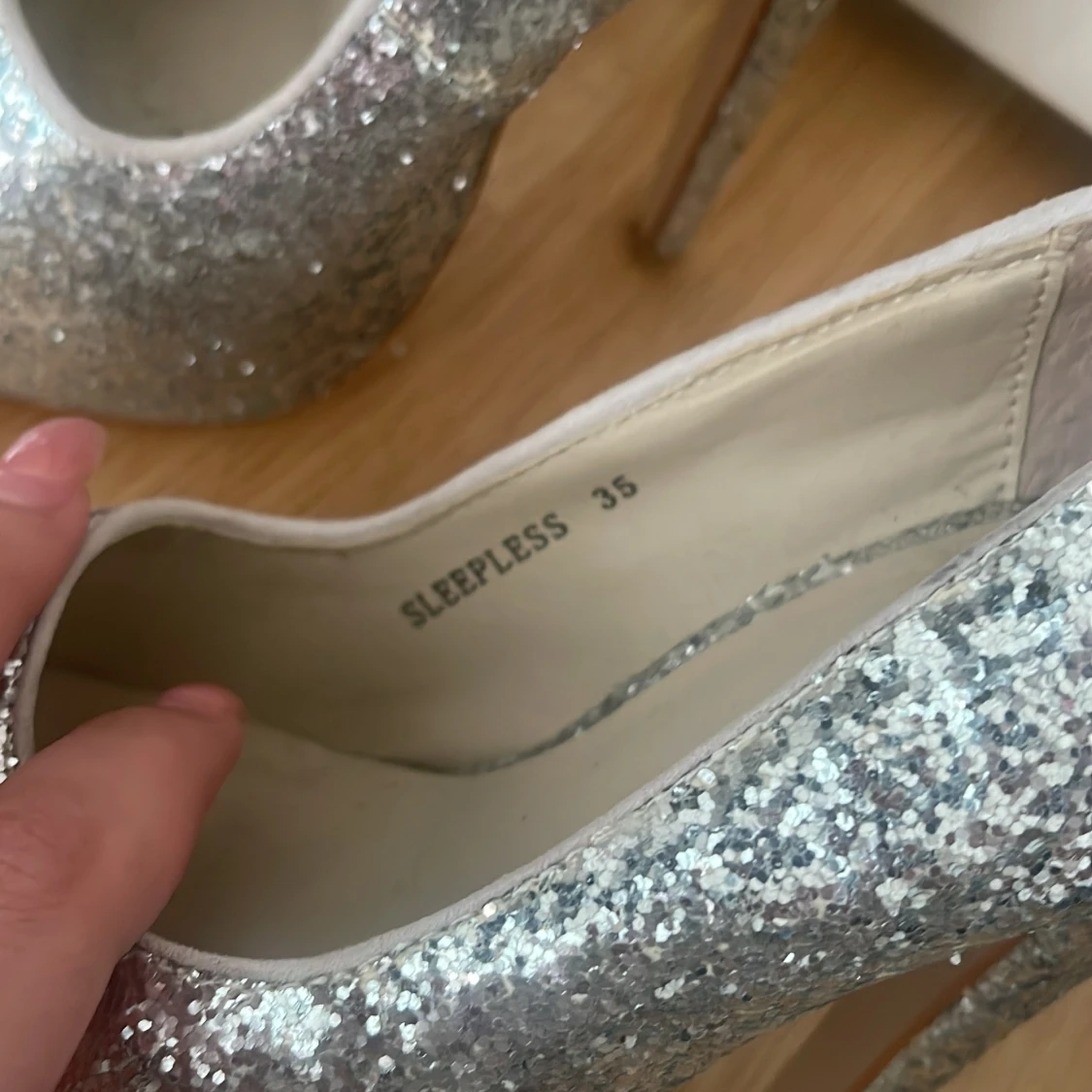 Glittriga silverpumps från Sleepless - 2