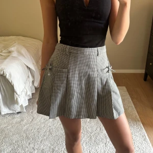 Kjol  - Super söt kjol från zara!!🤍🖤