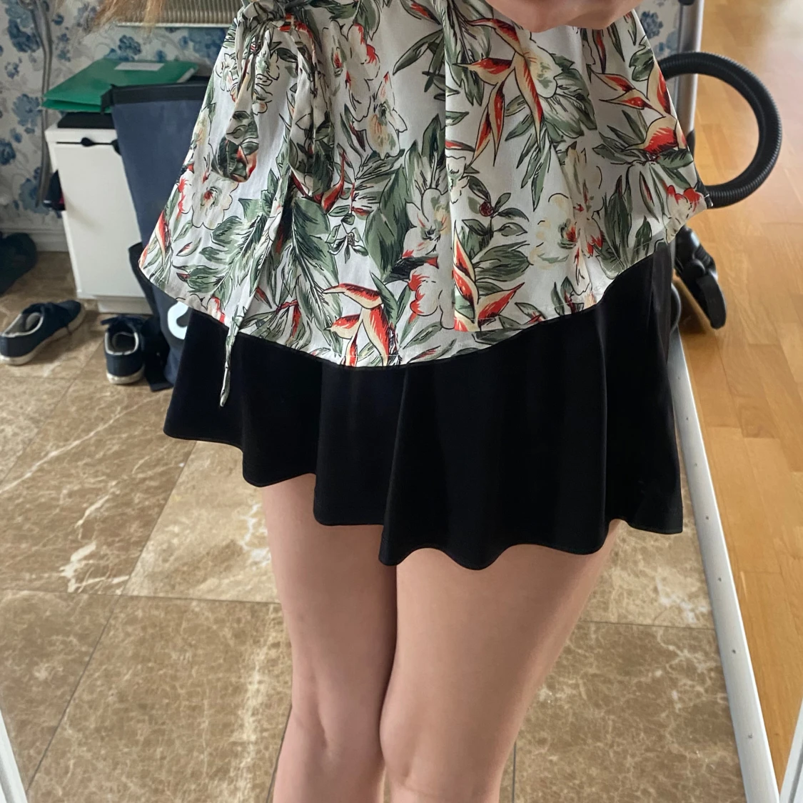 Svart kortkjol med vågig kant - 2