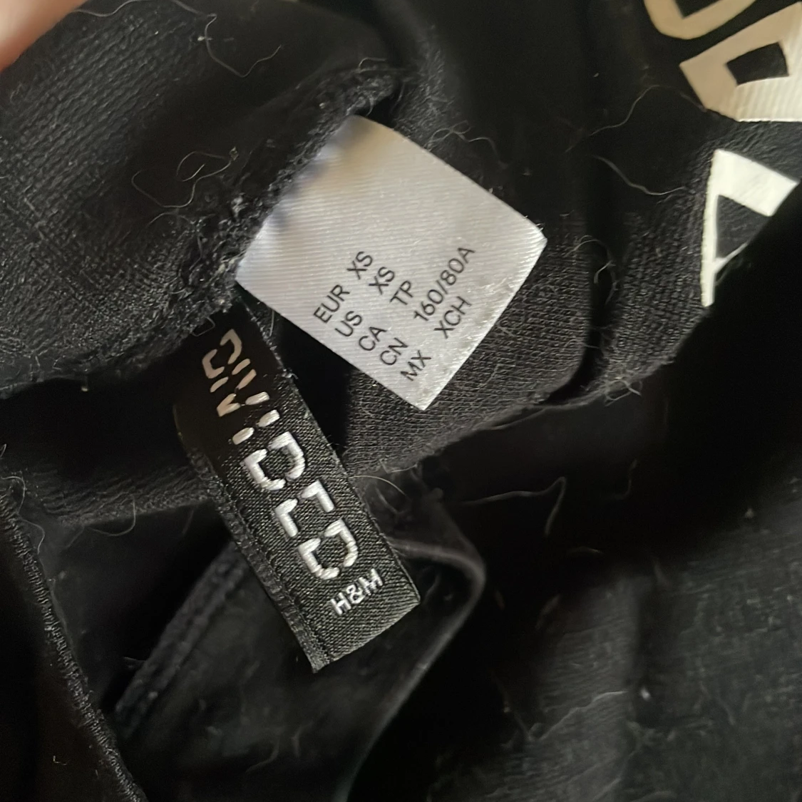 Svart topp med text från H&M Divided - 1