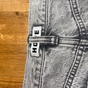 Hope Rush Jeans - Snygga ljusgrå jeans från HOPE i modellen Rush Jeans. Klassisk femficksdesign, raka ben och normal passform.      10/10 